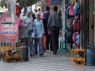 غزة: الركود يجبر الباعة على هجر الأسواق والتجوال بين الأحياء السكنية