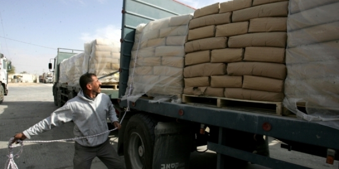 الاحتلال يوافق على إدخال مواد بناء محدودة لغزة