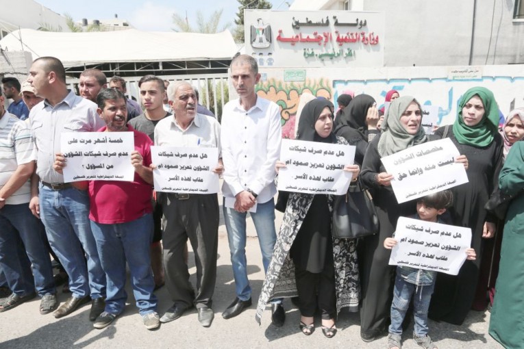 ​منتفعو الشؤون بغزة يجدّدون مطالبتهم بصرف مستحقاتهم