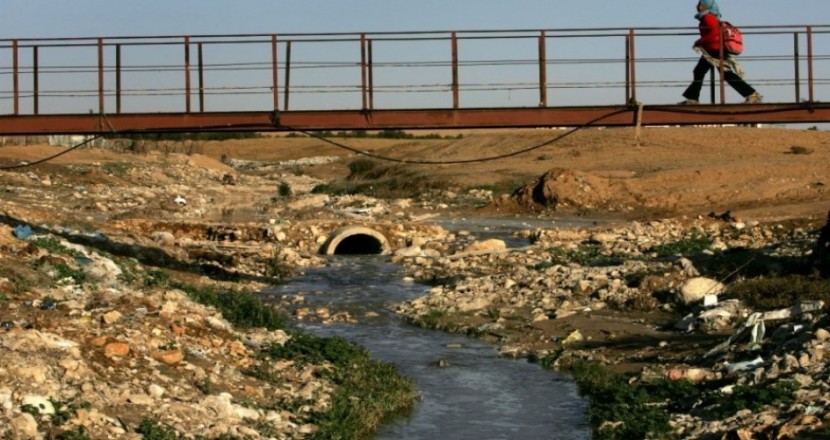 مجاري مستوطنة شعاري تكفا تغرق مدرسة عزون بقلقيلية