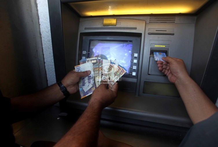 قناة عبرية: السلطة أرسلت طلبا لإسرائيل والرئيس عباس قرر تقليص الرواتب