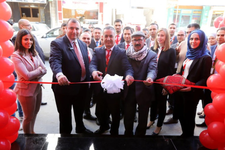 Ooredoo تفتتح معرضًا جديدًا في دورا بالخليل