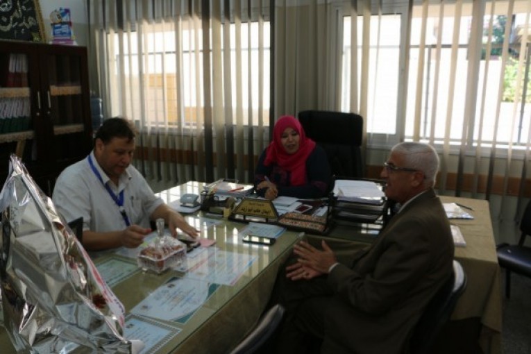 رئيس جامعة غزة في زيارة لمدرسة علي بن أبي طالب الثانوية للبنات