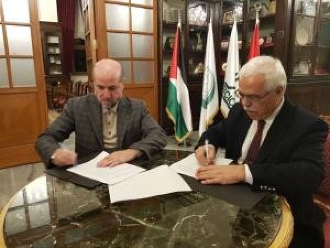 الهباش يوقع اتفاقية تفاهم لبدء طباعة مصحف المسجد الأقصى المبارك