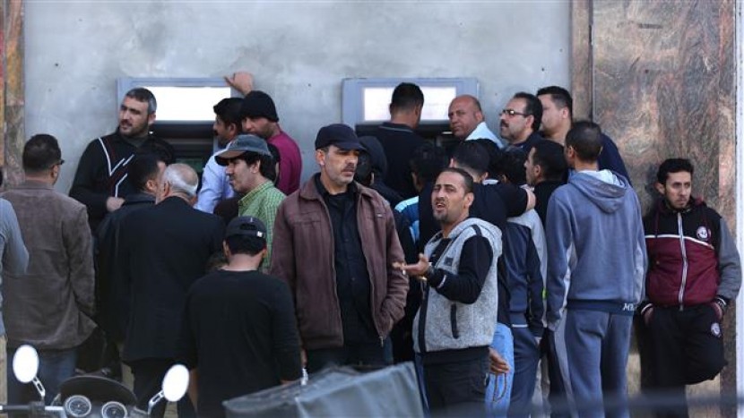 تخوفات بشأن تحويل رواتب العمال في إسرائيل عبر البنوك الفلسطينية