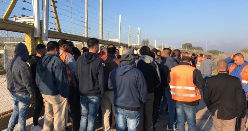 تجار الضفة يحتجون لليوم الثاني أمام حاجز الطيبة بعد منع الاحتلال تصدير بضائعهم
