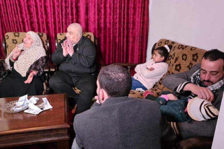 الطبيب أبو نحل يهب علمه وقفا للمحتاجين في غزة