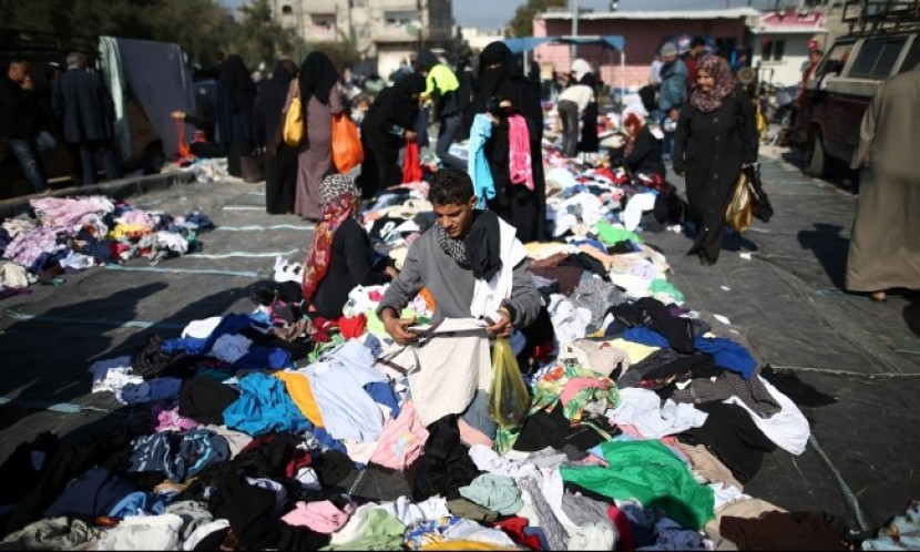 الاقتصاد بغزة توضح أسباب السماح بإدخال الملابس المستخدمة 