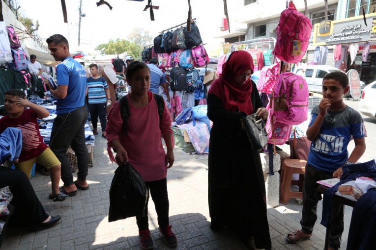 أُسر بغزة تقلص شراء الزي المدرسي وأخرى تستعين بالقديم