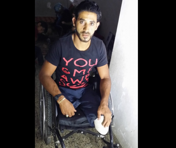 شاب على كرسي متحرك يعمل بمهنة البناء في غزة
