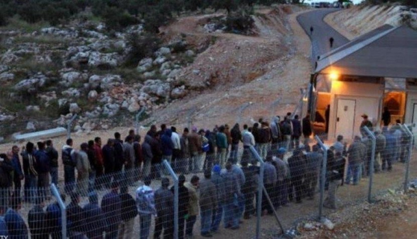 هآرتس: القيود الإسرائيلية تفقد 40 ألف عامل فلسطيني سبل عيشهم