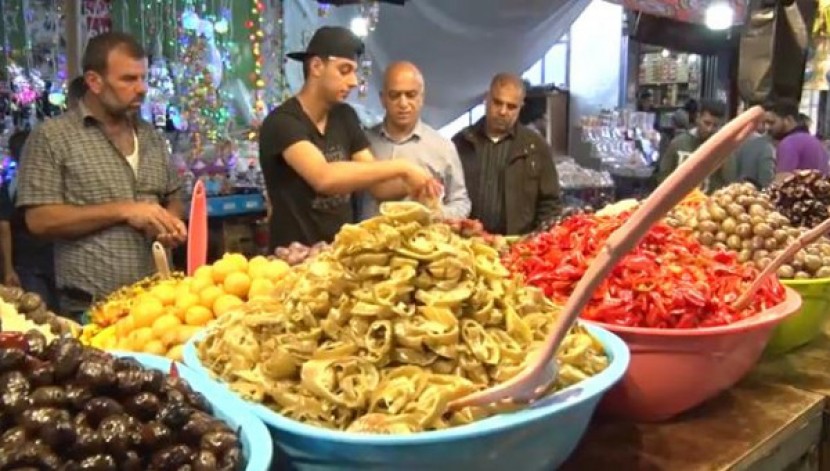 باعة بغزة يشتكون ضعف الحركة الشرائية في رمضان