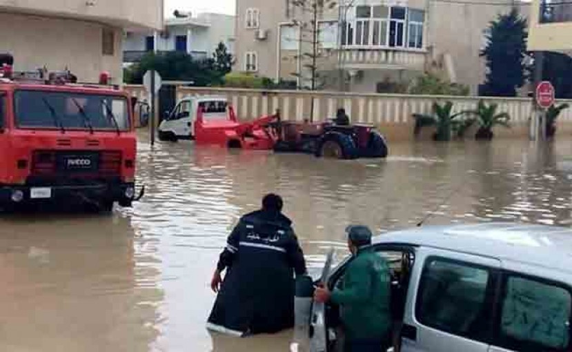 بلدية غزة تدعو لإتباع الإرشادات وتُصرف تجمعات مياه الأمطار