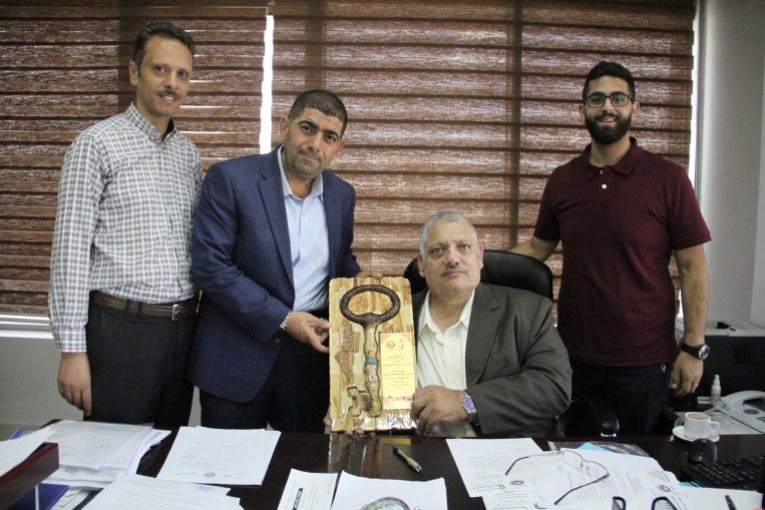 شركة ربحي الحجة تكرم رئيس بلدية البيرة على جهوده في خدمة المدينة