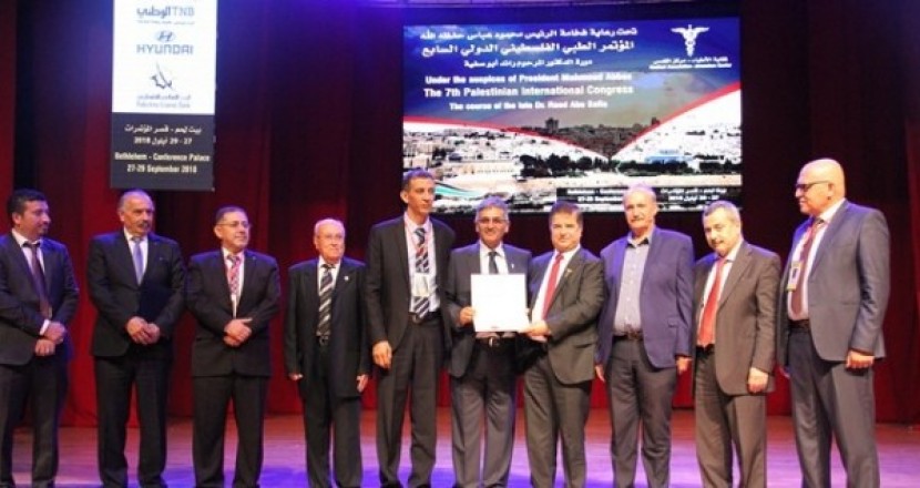 نقابة الأطباء تمنح وسامها الذهبي الأول لوزير الصحة