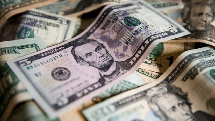 انخفاض الدولار وصعود الذهب بعد استهداف منشآت نفطية سعودية