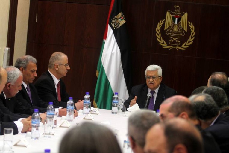 القيادة الفلسطينية تبحث عن بدائل مالية للرد على العقوبات الأمريكية