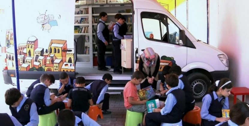 التعليم وقطر الخيرية تعززان خدمات المكتبة المتنقلة بالمناطق المهمشة
