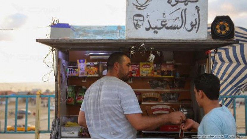 الكافتيريات المؤقتة على كورنيش بحر غزة تساهم في تنشيط الحركة السياحية