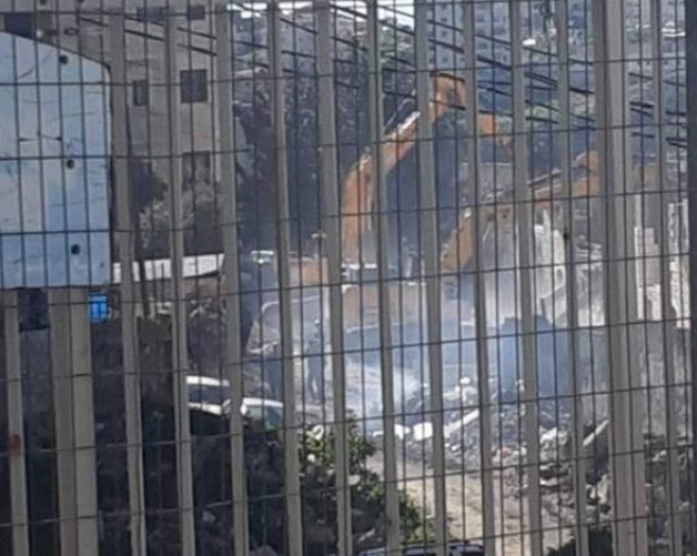 سلطات الاحتلال تشرع بهدم مدرسة في مخيم شعفاط بالقدس