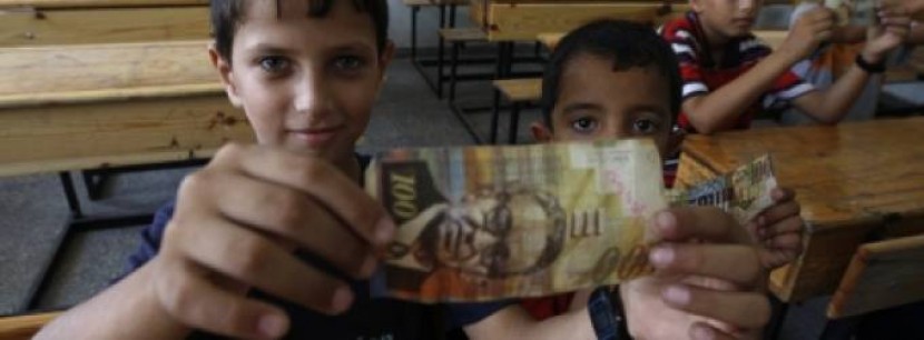 ديون السلطة من البنوك ومتأخرات الموظفين تخلق أزمة بالسيولة بملياري $