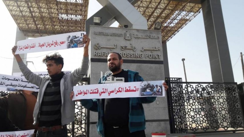 وقفة للعالقين أمام معبر رفح للمطالبة بفتحه