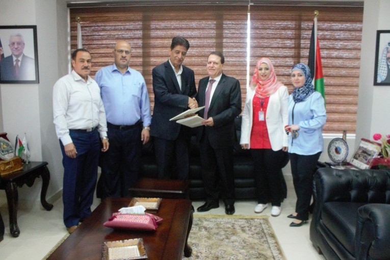 إقامة مظلات انتظار للمدارس الواقعة في مدينتي نابلس والبيرة