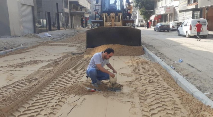 بلدية غزة تشرع بصيانة مؤقتة للشوارع المتضررة من العدوان