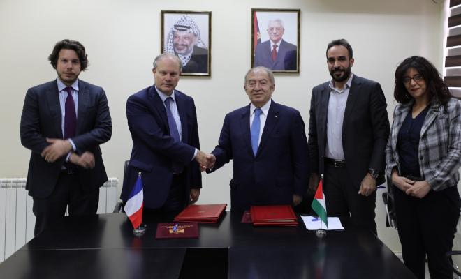 وزير الاقتصاد يوقع على تجديد المنحة الفرنسية لدعم القطاع الخاص