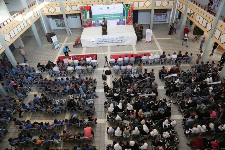 إطلاق مشروع دعم التعليم وتوزيع 2500 حقيبة مدرسية جنوب القطاع
