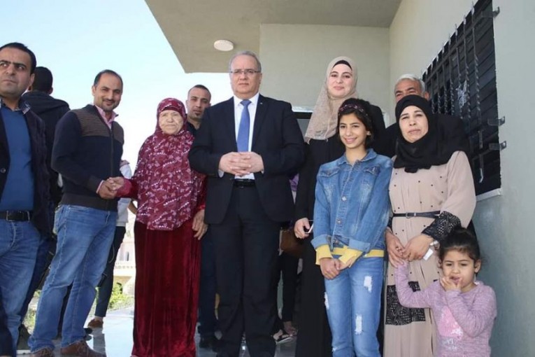 الشاعر يُسلّم منزلًا ومشروعًا إنتاجيًا لأسرة فقيرة ببيت لقيا