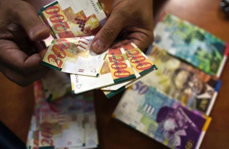 وقفة عز: البدء بصرف 500 شيكل لنحو 18 ألف أسرة في الضفة وغزة