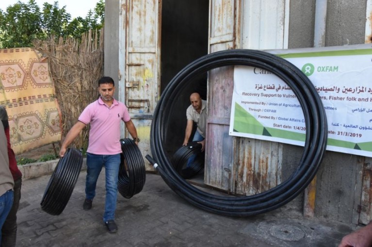 العمل الزراعي يوزع شبكات ري للمزارعين في قطاع غزة