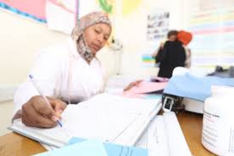 الأونروا تنفي نفـاذ التطـعيمات المخصصة للأطـفال بمراكز وعيـادات الوكالة بغزة