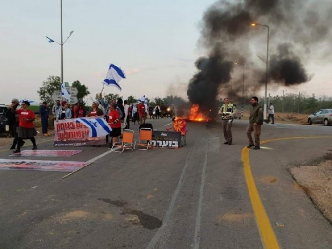 مستوطنون يمنعون شاحنات بضائع ومحروقات من الوصول إلى غزة