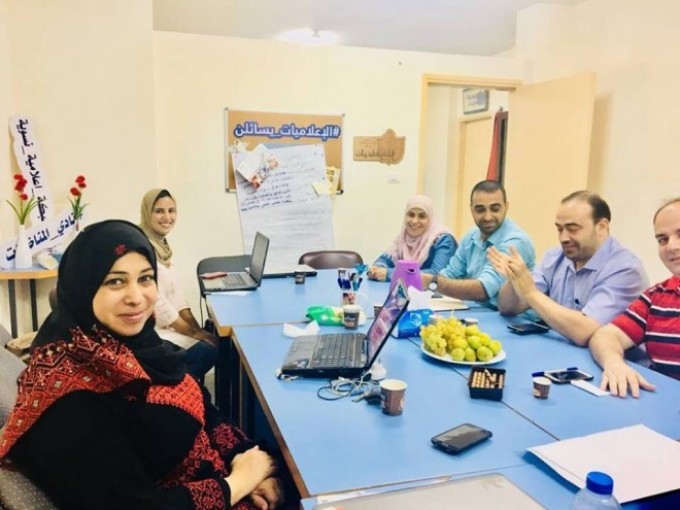 وفد من وزارة العمل يزور فلسطينيات ويشييد بالتعاون المشترك