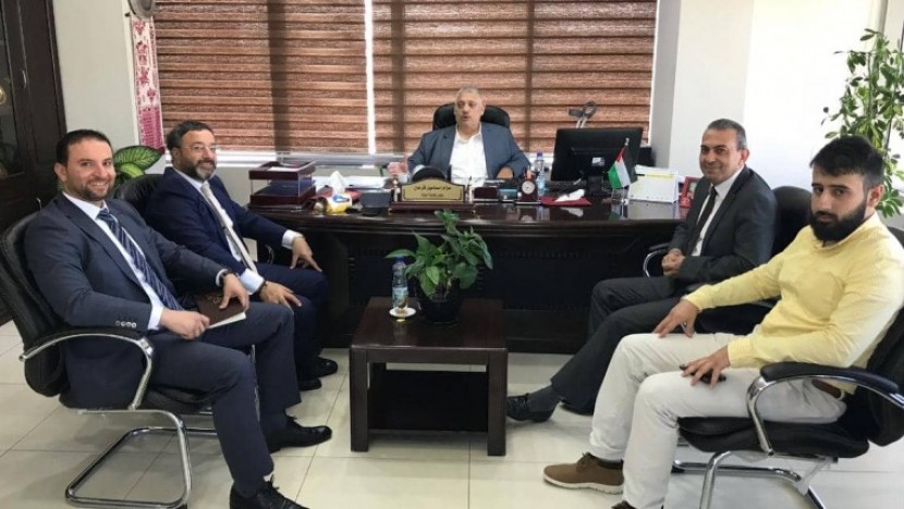 وفد من البنك الاسلامي العربي يزور رئيس بلدية البيرة لبحث سبل التعاون و توطيد العلاقات