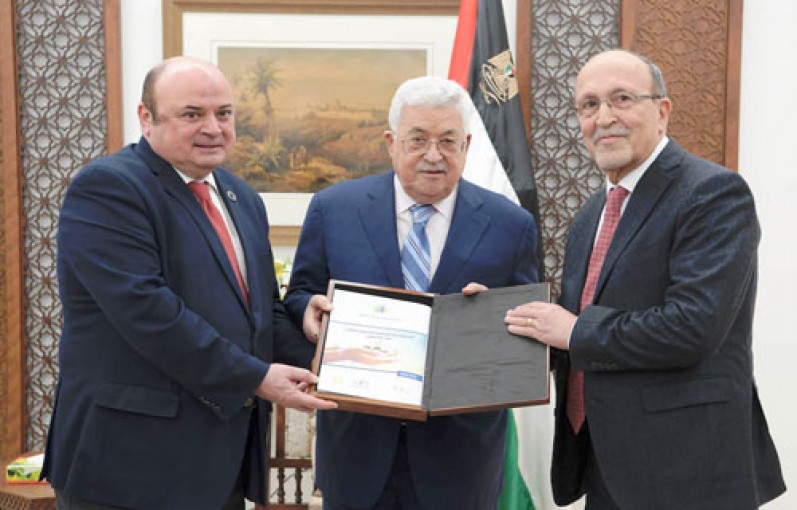 الرئيس يتسلم الاستراتيجية الوطنية للشمول المالي في فلسطين