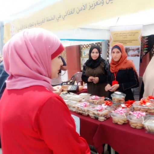 أيادي ناعمة يعملن كخلية نحل لتأمين قوت أولادهن في مطبخ سما للمعجنات