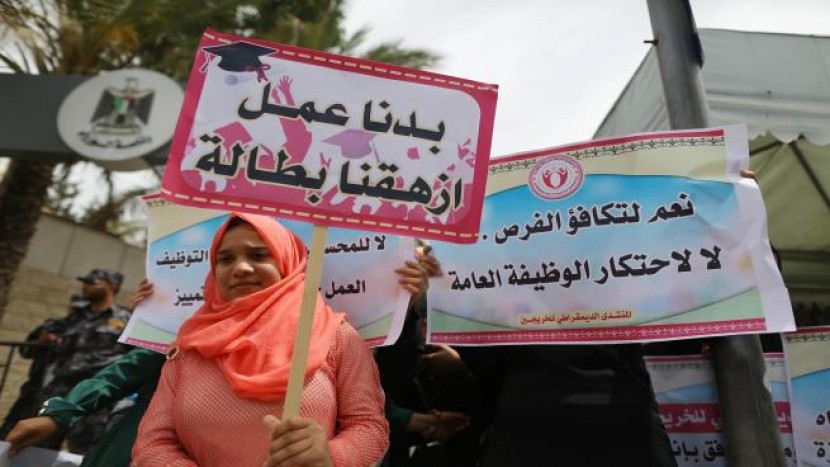 الأزمات الاقتصادية تعصف بطلبة غزة الجامعيين