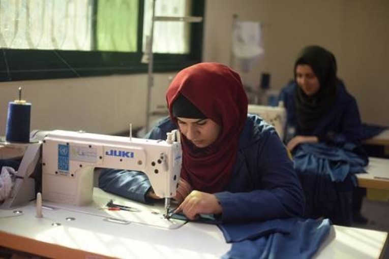 في غزة..عندما تُحيك الفتيات الصُم الأمل