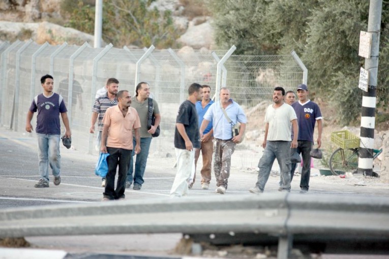 جنرال بارز يدعو لفتح السوق الإسرائيلي أمام عمال غزة
