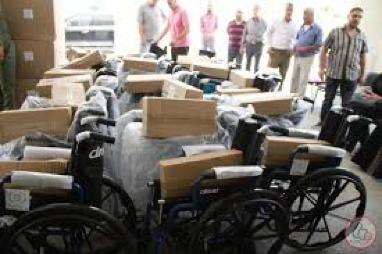 محافظة جنين تقدم كراسي كهربائية لذوي الإعاقة