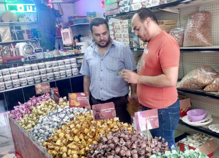 الاقتصاد بغزة تنظم جولات تفتيشية على مصانع الشوكولاتة والشيبس