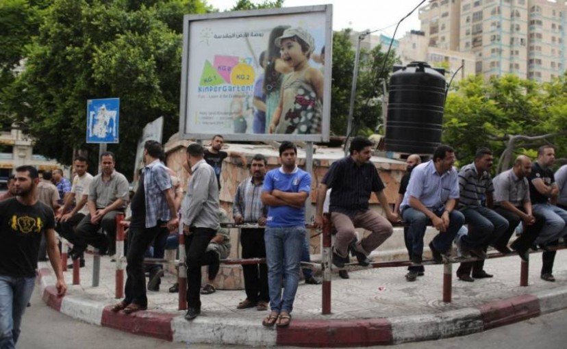 باحث يحذر من انكماش اقتصادي كبير بغزة جراء استمرار العقوبات