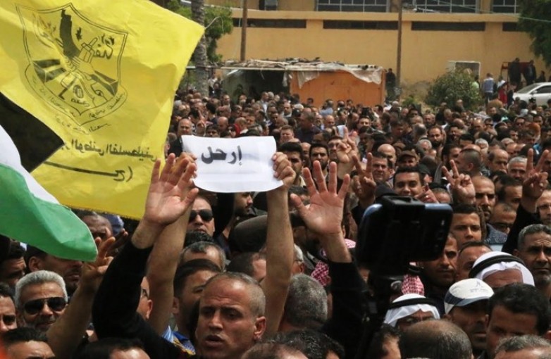 أزمة رواتب موظفي السلطة بغزة منذ البداية وأثارها الاقتصادية