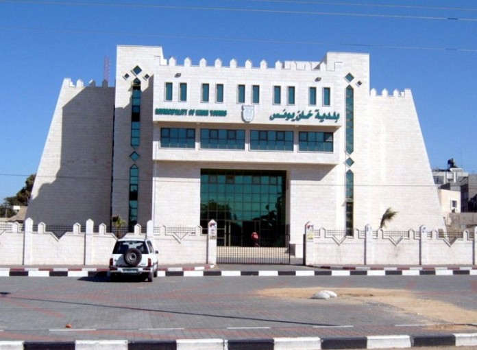 بلدية خانيونس تعلق اعمالها اليوم احتجاجاً علي الاعتداء علي مديرها من قبل افراد الشرطة