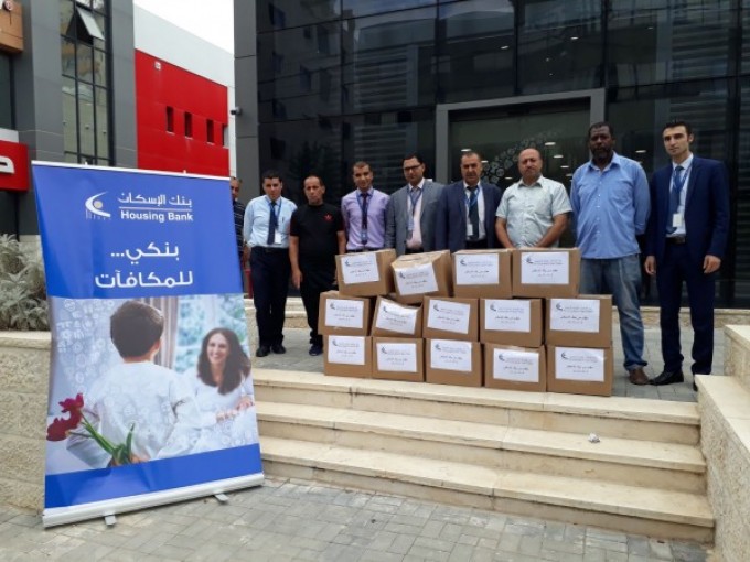 بنك الإسكان يوزع طرود غذائية علي المحتاجيين في مخيم طولكرم