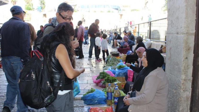 فلسطينيات يُزينّ أزقة القدس بمنتجاتهن