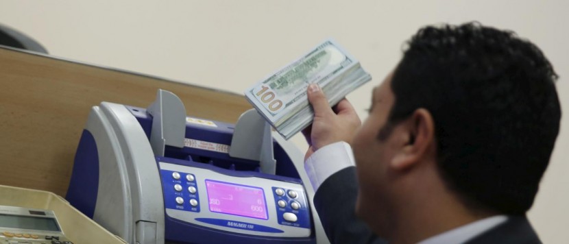 محلات الصرافة.. حبل إسرائيلي جديد لخنق غزة